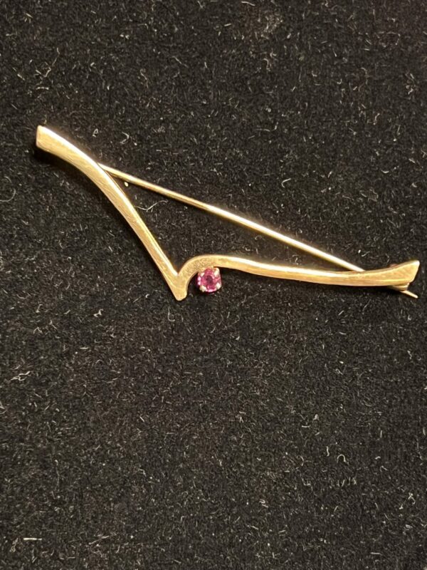 Contemporary 9ct gold bar brooch