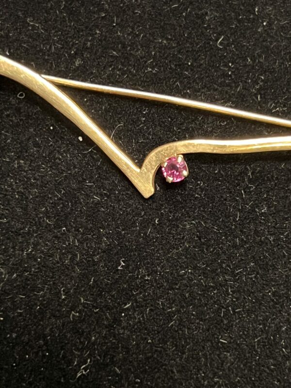Contemporary 9ct gold bar brooch - Image 2