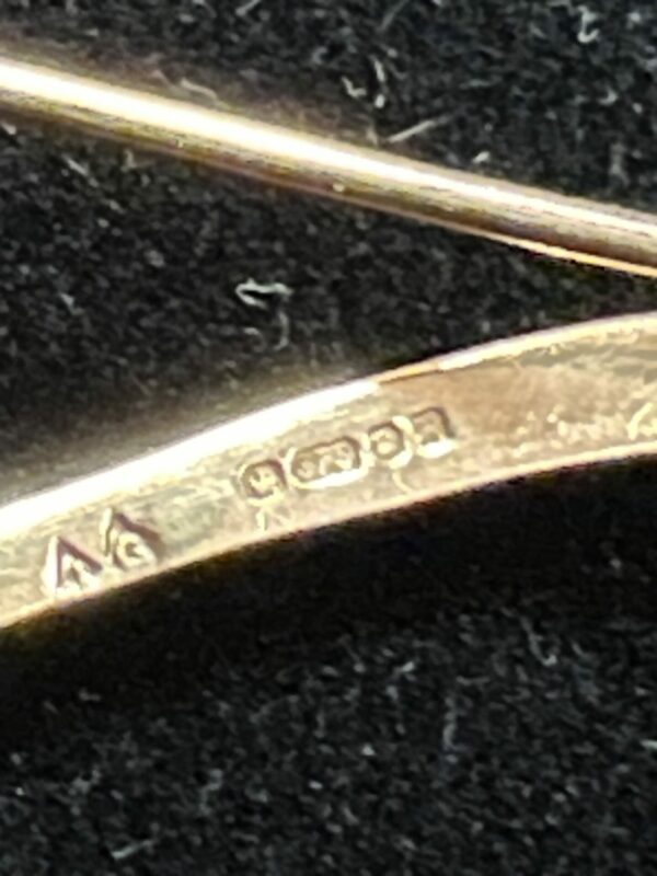 Contemporary 9ct gold bar brooch - Image 4