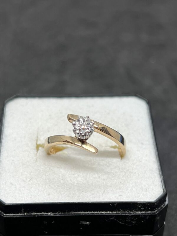 9ct gold diamond twist solitaire - Image 2