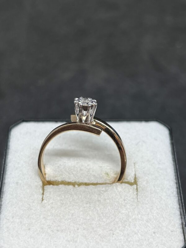 9ct gold diamond twist solitaire - Image 3