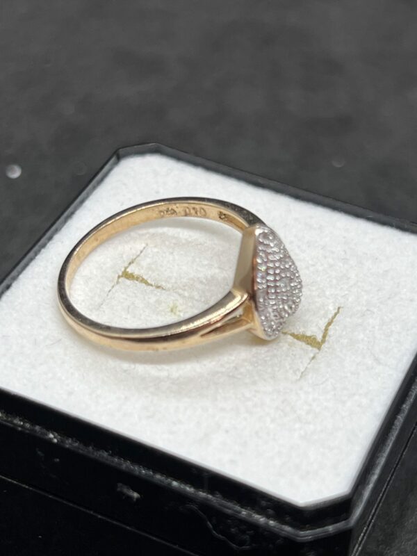 9ct gold tear drop style diamond cluster ring - Image 4