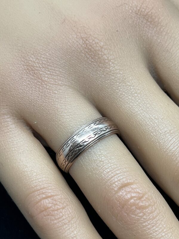 9ct rose gold band with cross hatched engraving