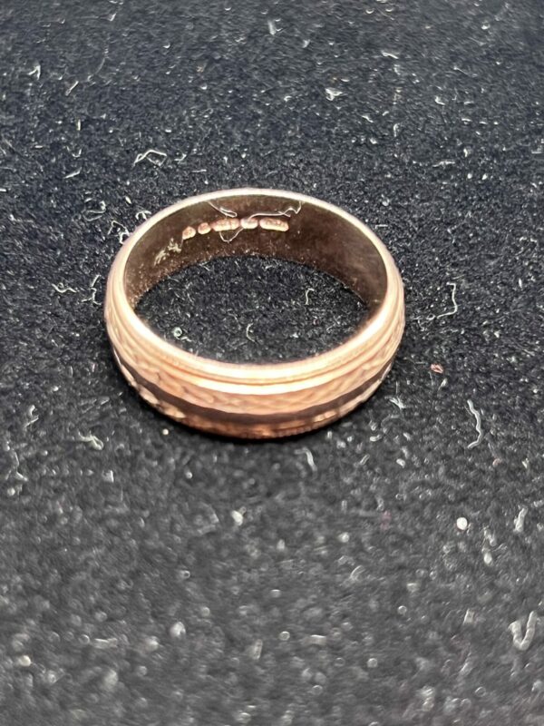 9ct rose gold band with cross hatched engraving - Image 2