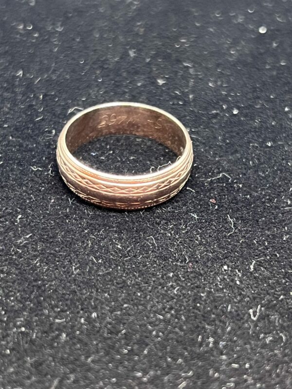 9ct rose gold band with cross hatched engraving - Image 3