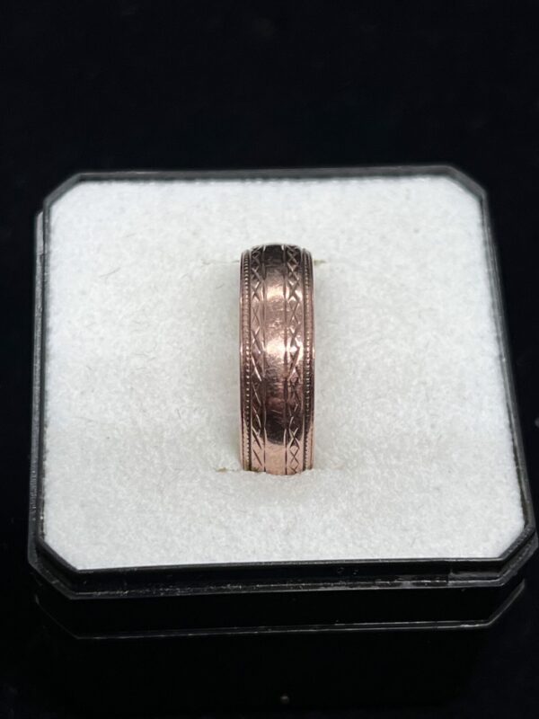 9ct rose gold band with cross hatched engraving - Image 4