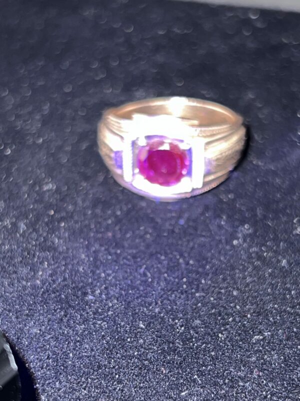 Unisex heavy 9ct gold and ruby signet ring - Image 4