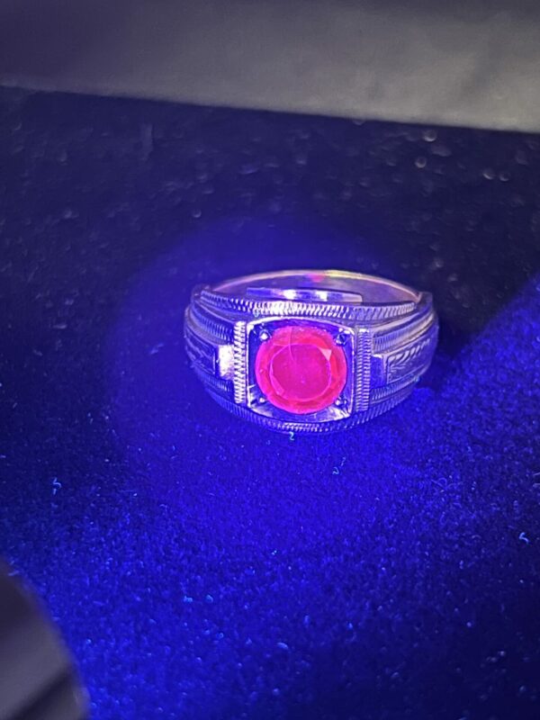 Unisex heavy 9ct gold and ruby signet ring - Image 2