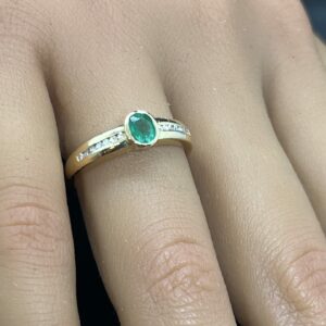 18ct gold diamond and emerald ladies ring