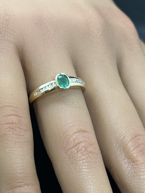 18ct gold diamond and emerald ladies ring