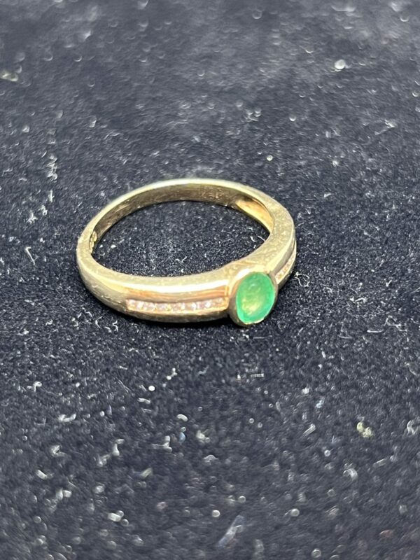 18ct gold diamond and emerald ladies ring - Image 2