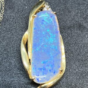 18ct gold opal and diamond pendant