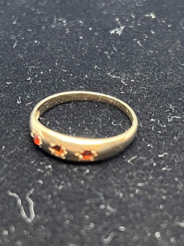 9ct gold and garnet gypsy style ring - Image 3