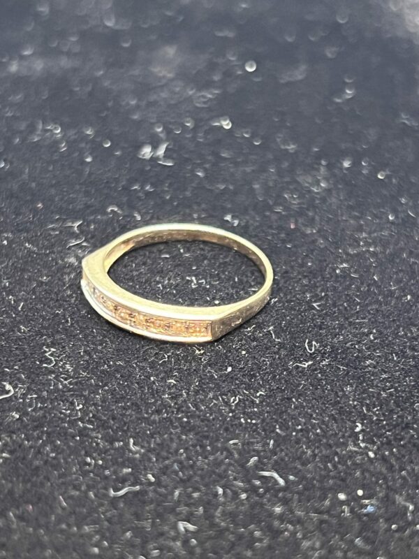 9ct gold and diamond band - Image 3
