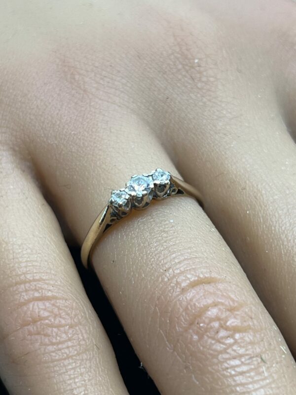 9ct gold three stone ladies ring