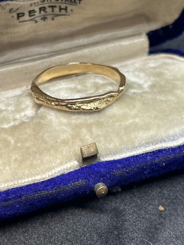 18ct gold modernist gold band unisex - Image 4