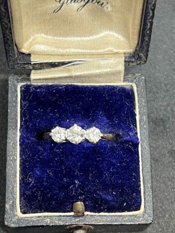 18ct and platinum diamond set trilogy ring - Image 4
