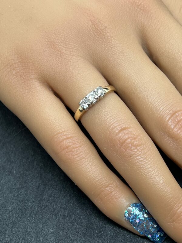 18ct gold and diamond 0.5ct trilogy ring - Image 2