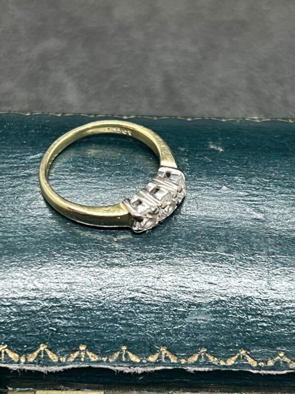 18ct gold and diamond 0.5ct trilogy ring - Image 3