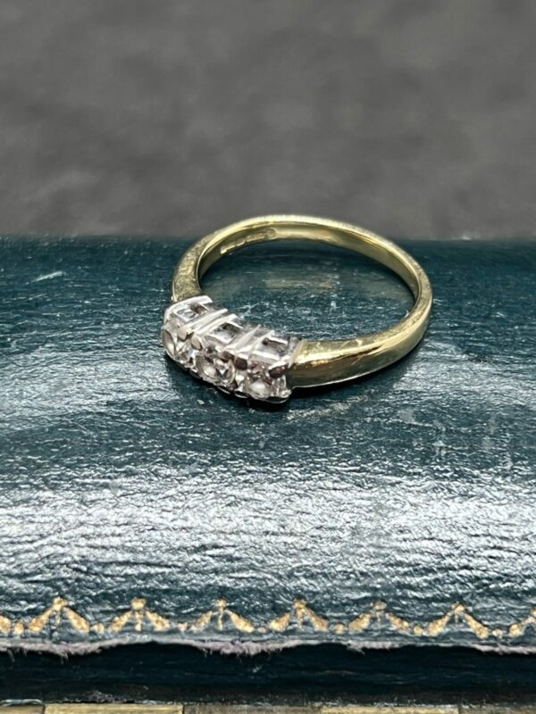 18ct gold and diamond 0.5ct trilogy ring - Image 4