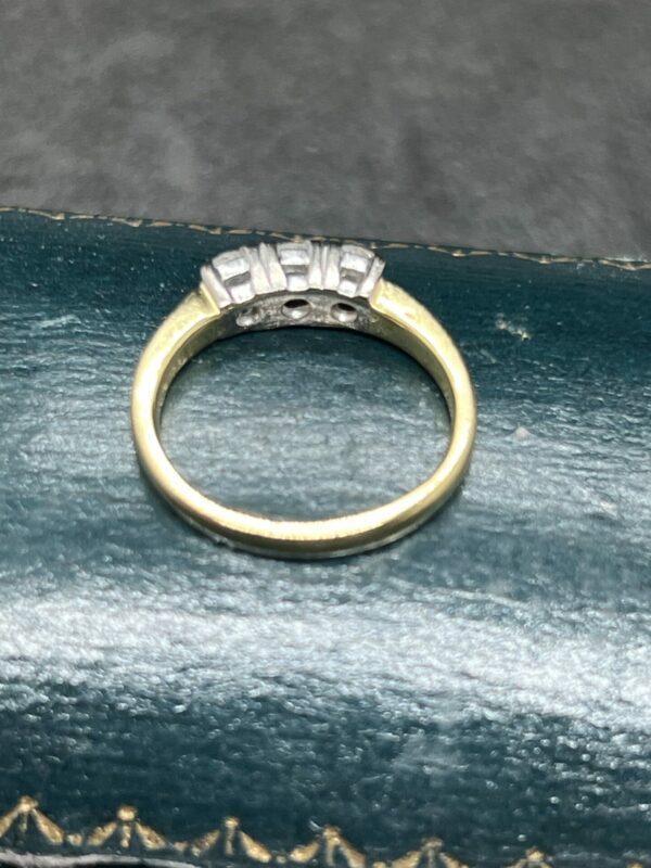 18ct gold and diamond 0.5ct trilogy ring - Image 5