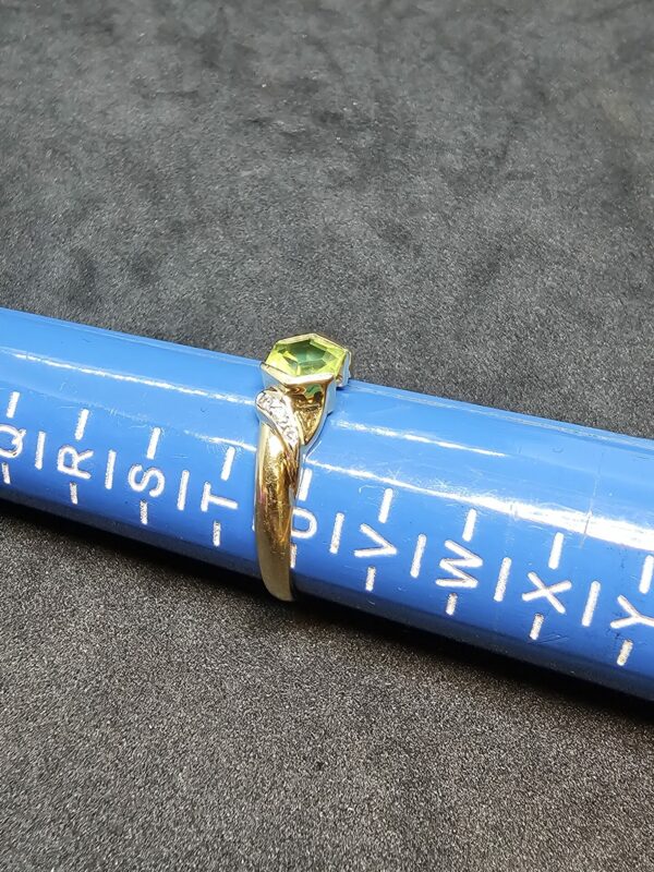 18ct Yellow Gold Peridot Ring - Image 2