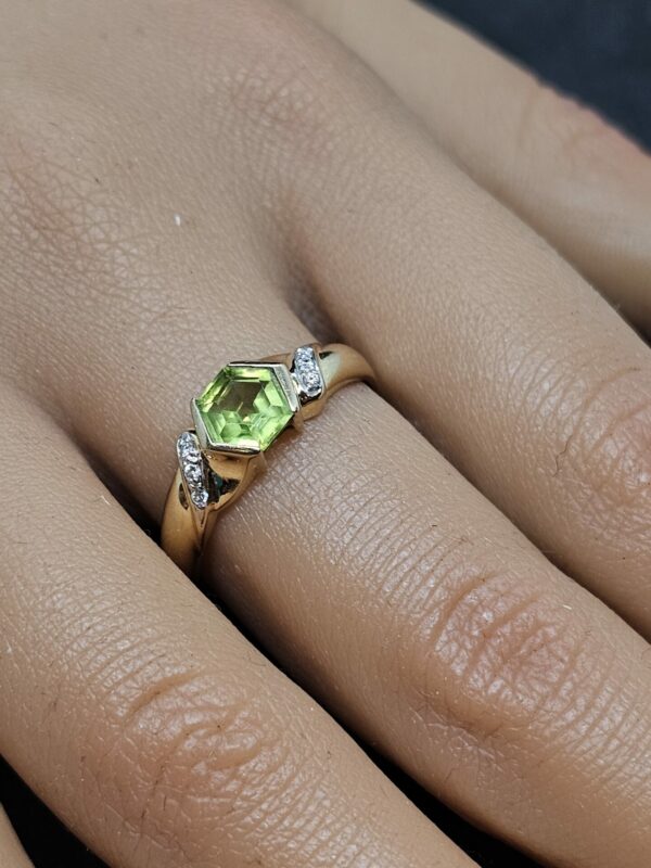 18ct Yellow Gold Peridot Ring