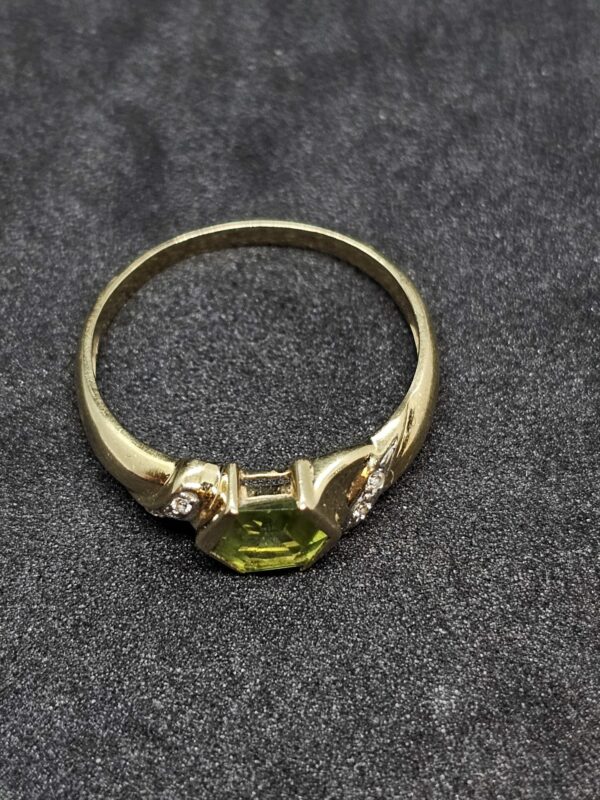 18ct Yellow Gold Peridot Ring - Image 3