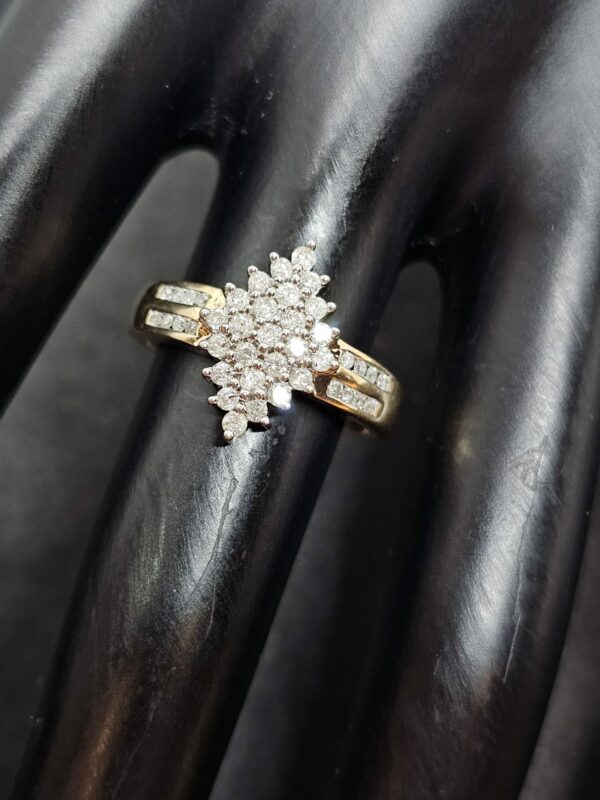 9ct Yellow Gold Diamond Cluster Ring - Image 4