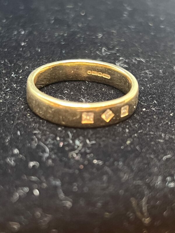 18ct gold band set with diamonds - Image 2