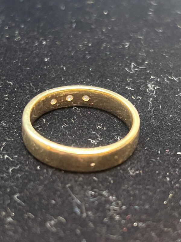 18ct gold band set with diamonds - Image 4