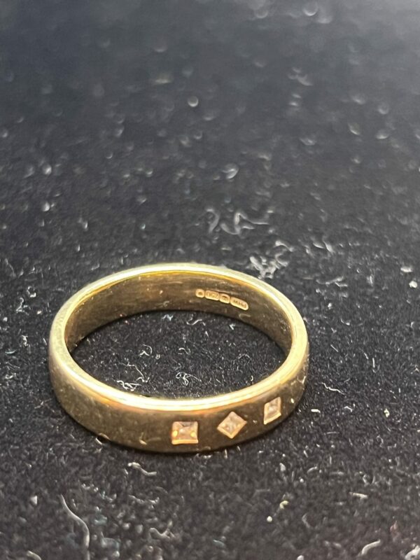 18ct gold band set with diamonds - Image 5