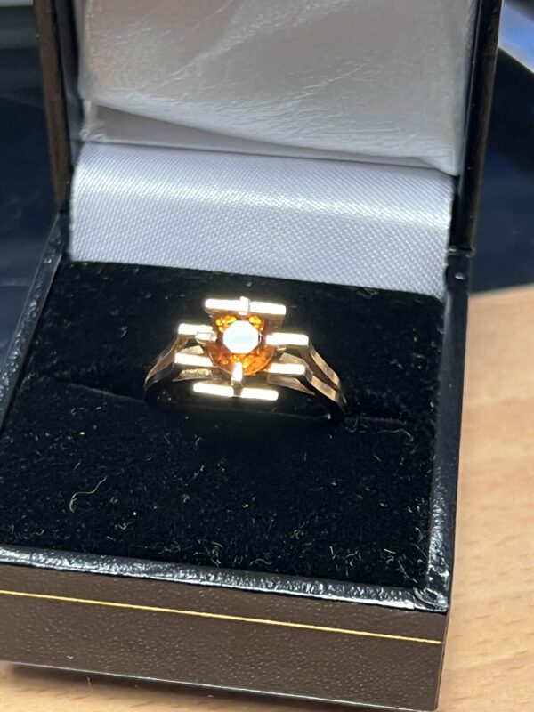 9ct gold modernist ladies ring - Image 8
