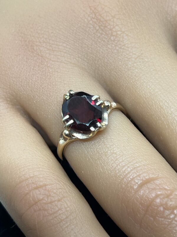 9ct gold and garnet ladies ring
