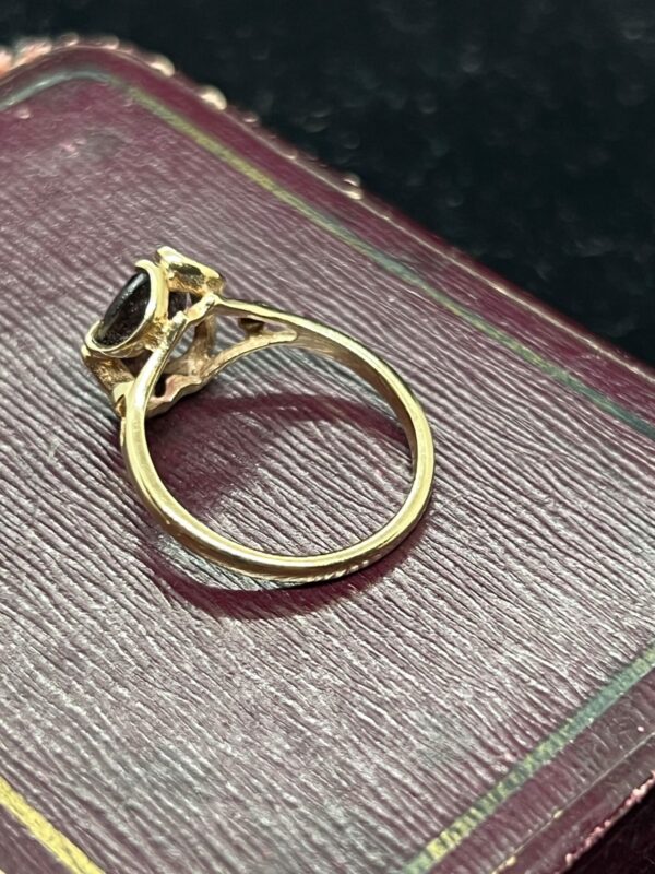 9ct gold and garnet ladies ring - Image 3