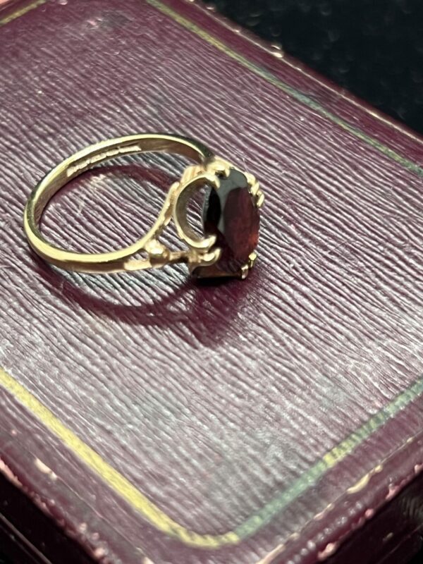 9ct gold and garnet ladies ring - Image 4