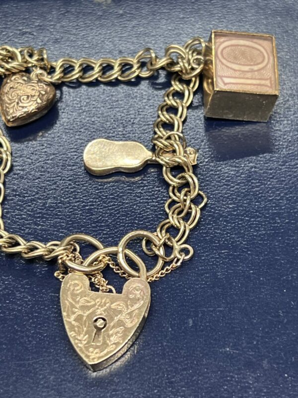 Vintage 9ct gold charm bracelet with charms - Image 4