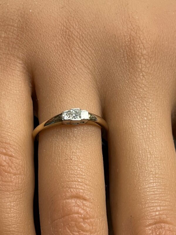 9ct gold ladies diamond ring - Image 2