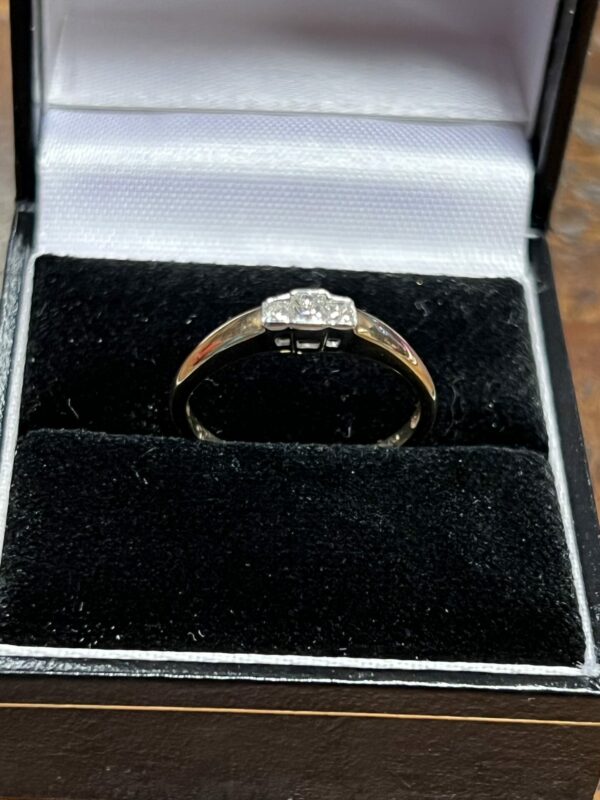 9ct gold ladies diamond ring - Image 3