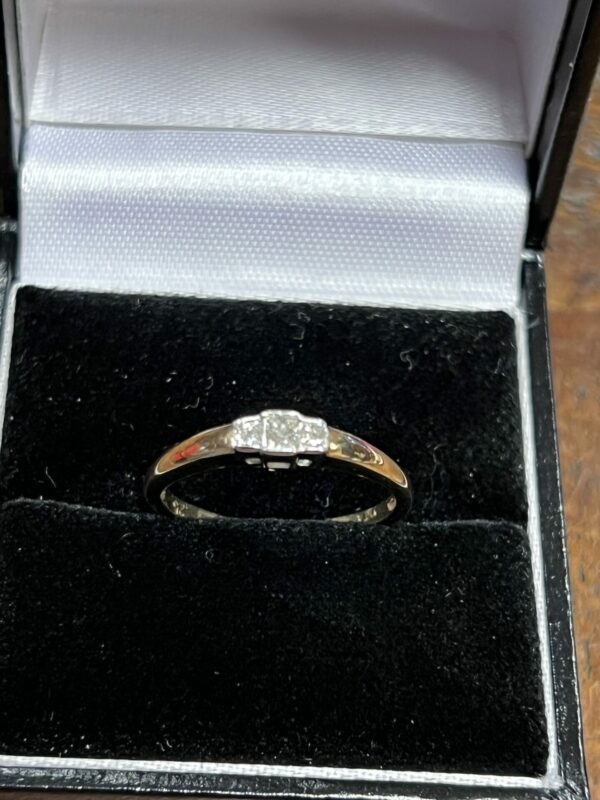 9ct gold ladies diamond ring - Image 4