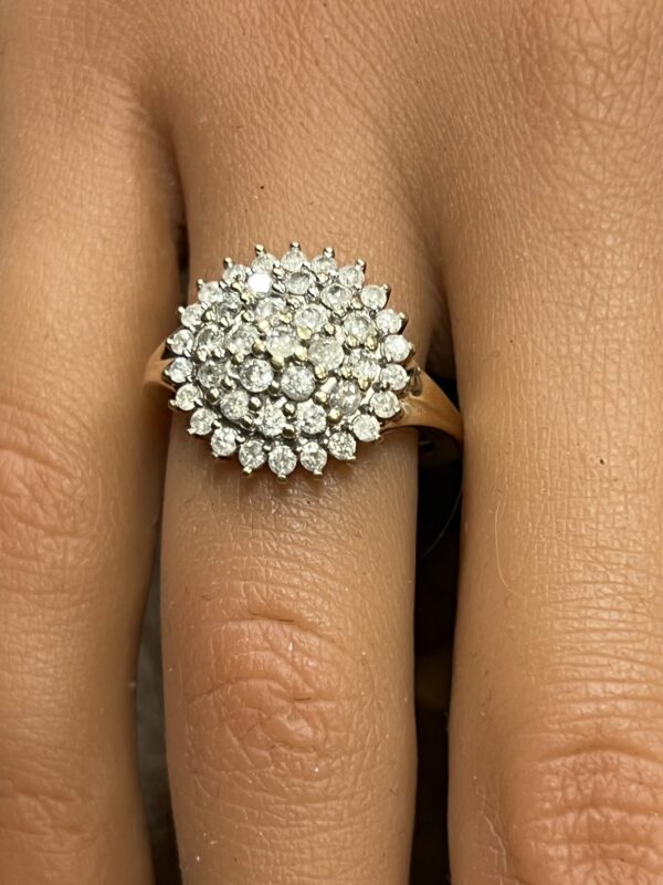 9ct gold diamond circular diamond cluster - Image 2