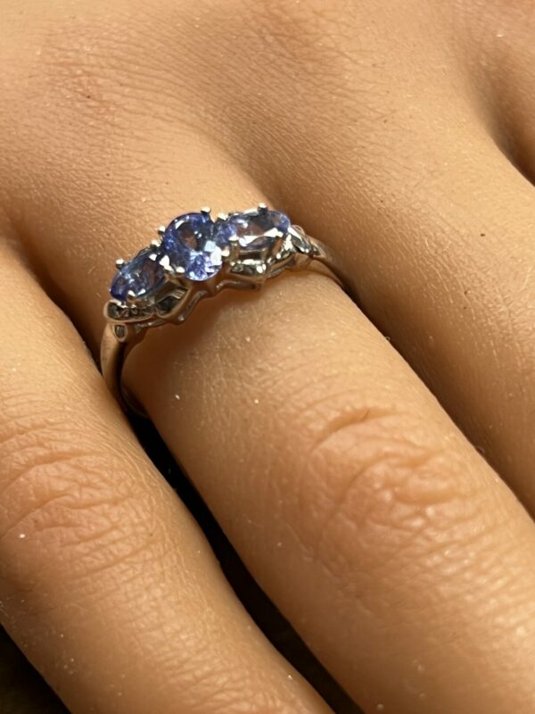 9ct gold tanzanite trilogy ring - Image 2