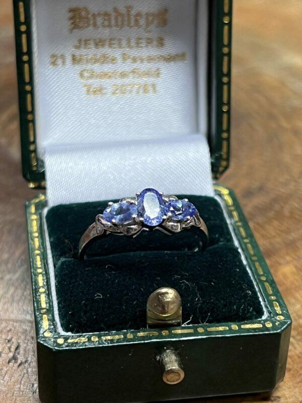 9ct gold tanzanite trilogy ring - Image 3