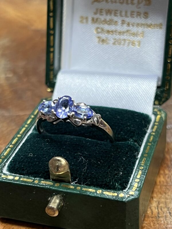 9ct gold tanzanite trilogy ring - Image 4