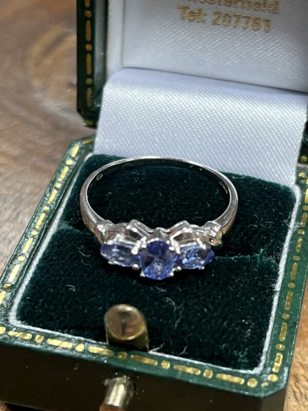9ct gold tanzanite trilogy ring - Image 6