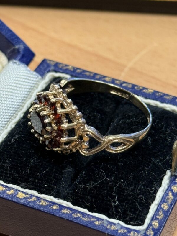 Vintage 9ct gold and garnet ladies ring - Image 6