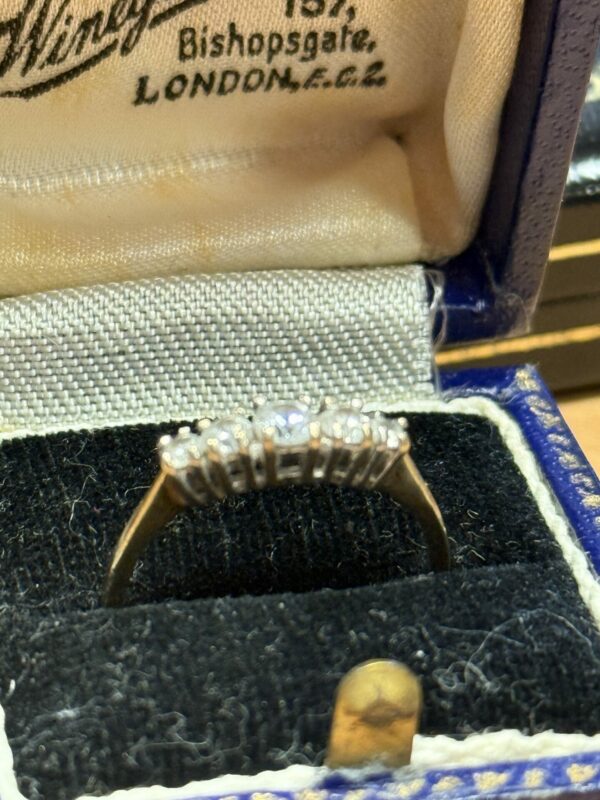 9ct gold five stone ring - Image 2