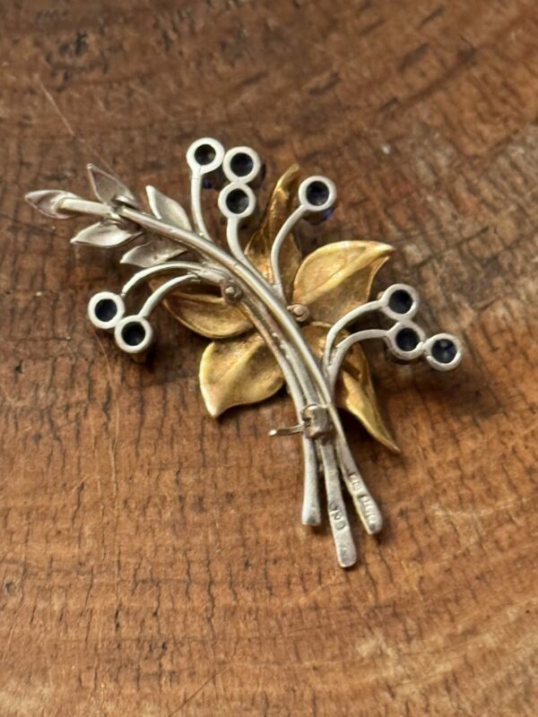 Yellow and white 9ct gold brooch - Image 2
