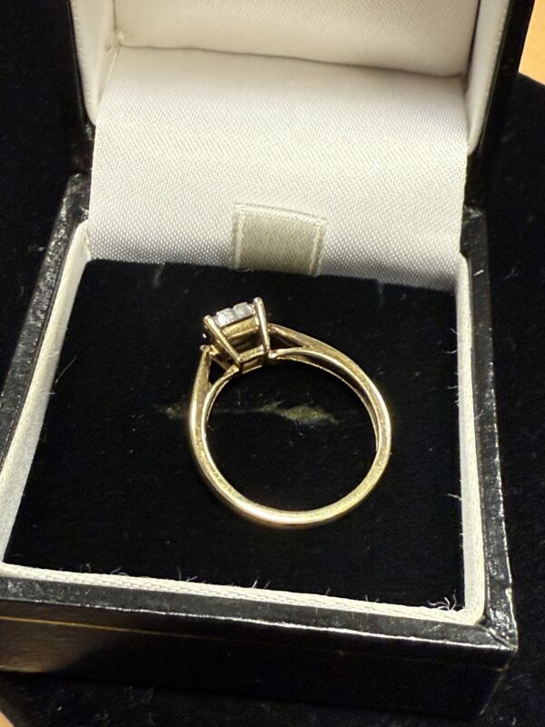 9ct gold and diamond cluster ring - Image 5