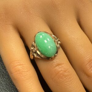 9ct gold jade cabochon ladies ring
